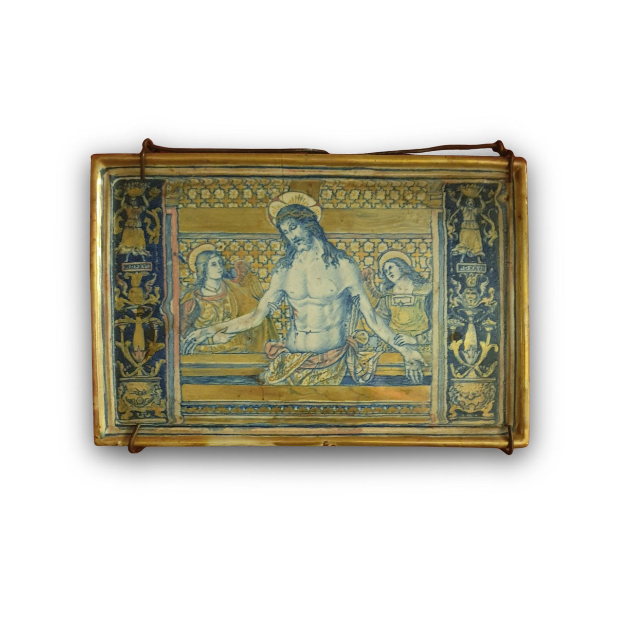 Piastrella a lustro con Cristo in pietà tra angeli autore Alfredo Santarelli 30,6x20 cm