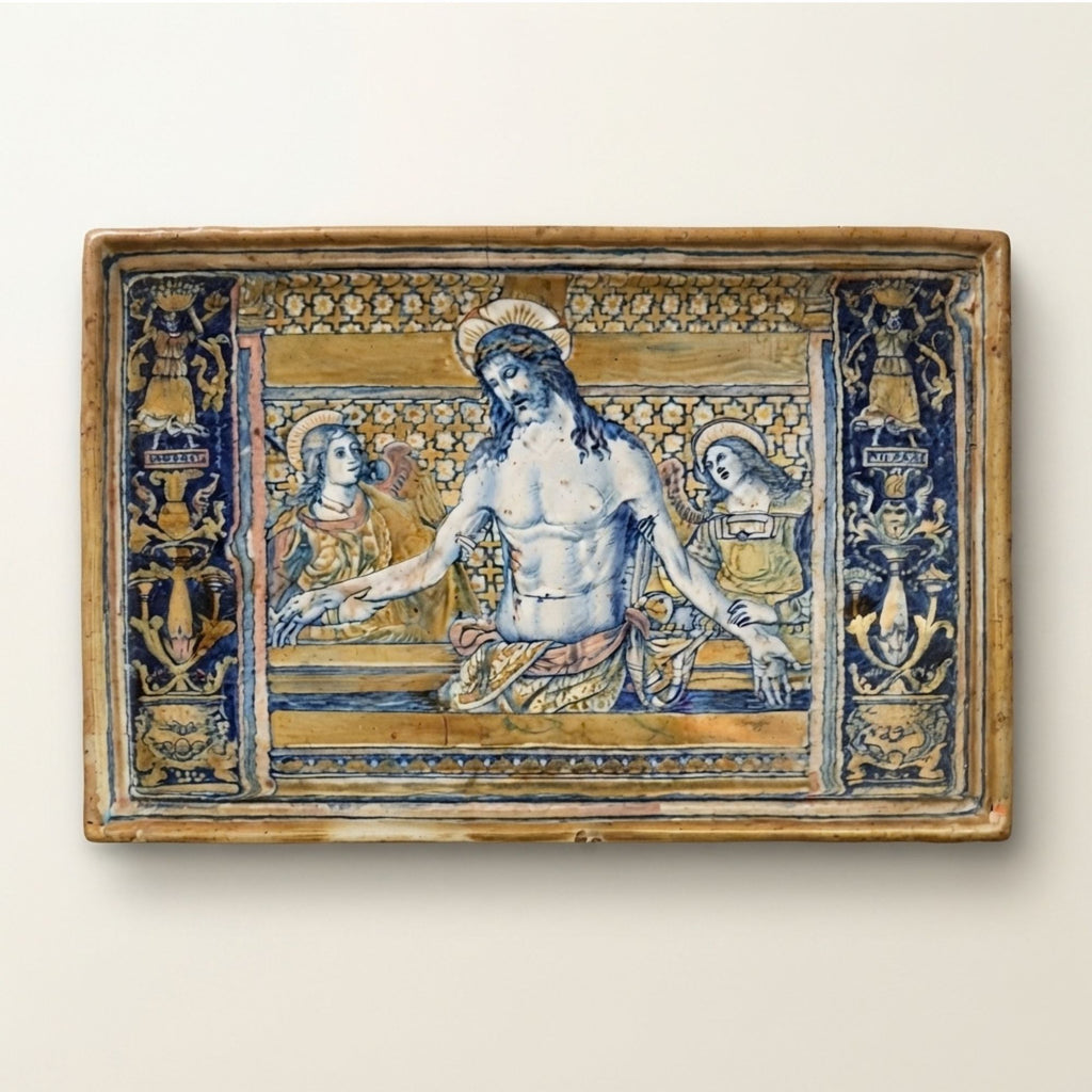 Piastrella a lustro con Cristo in pietà tra angeli autore Alfredo Santarelli 30,6x20 cm