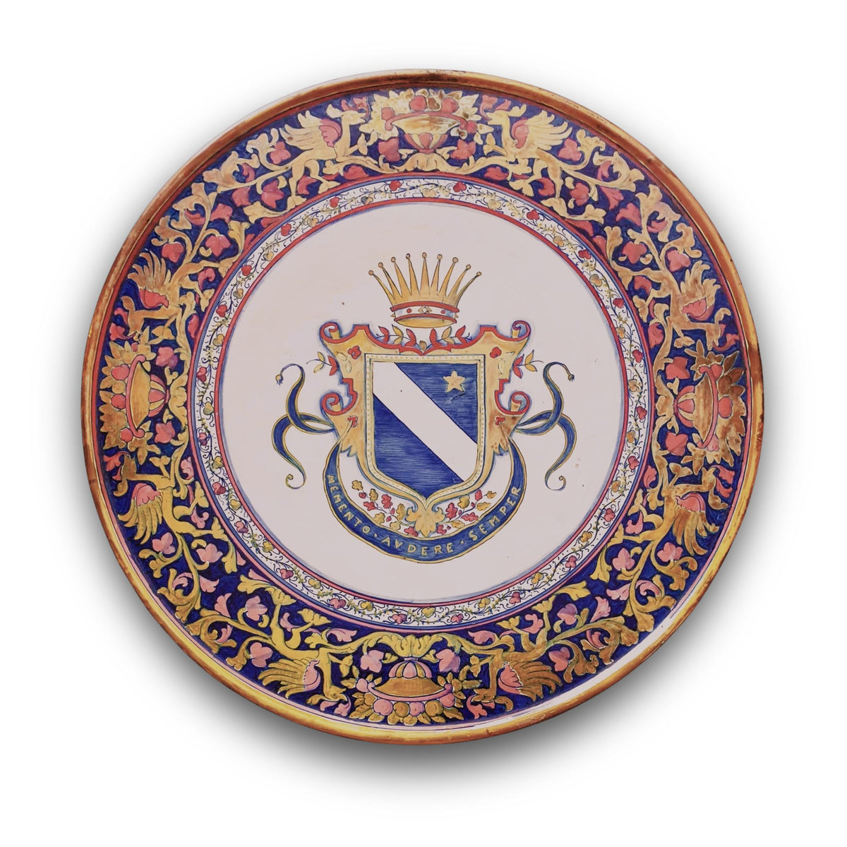 Grande tagliere da parata a lustro con stemma autore Alfredo Santarelli Ø 47 cm 