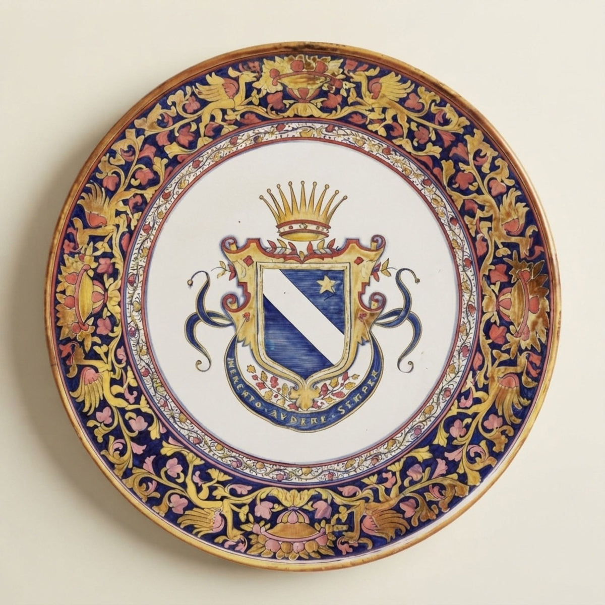 Grande tagliere da parata a lustro con stemma autore Alfredo Santarelli Ø 47 cm 