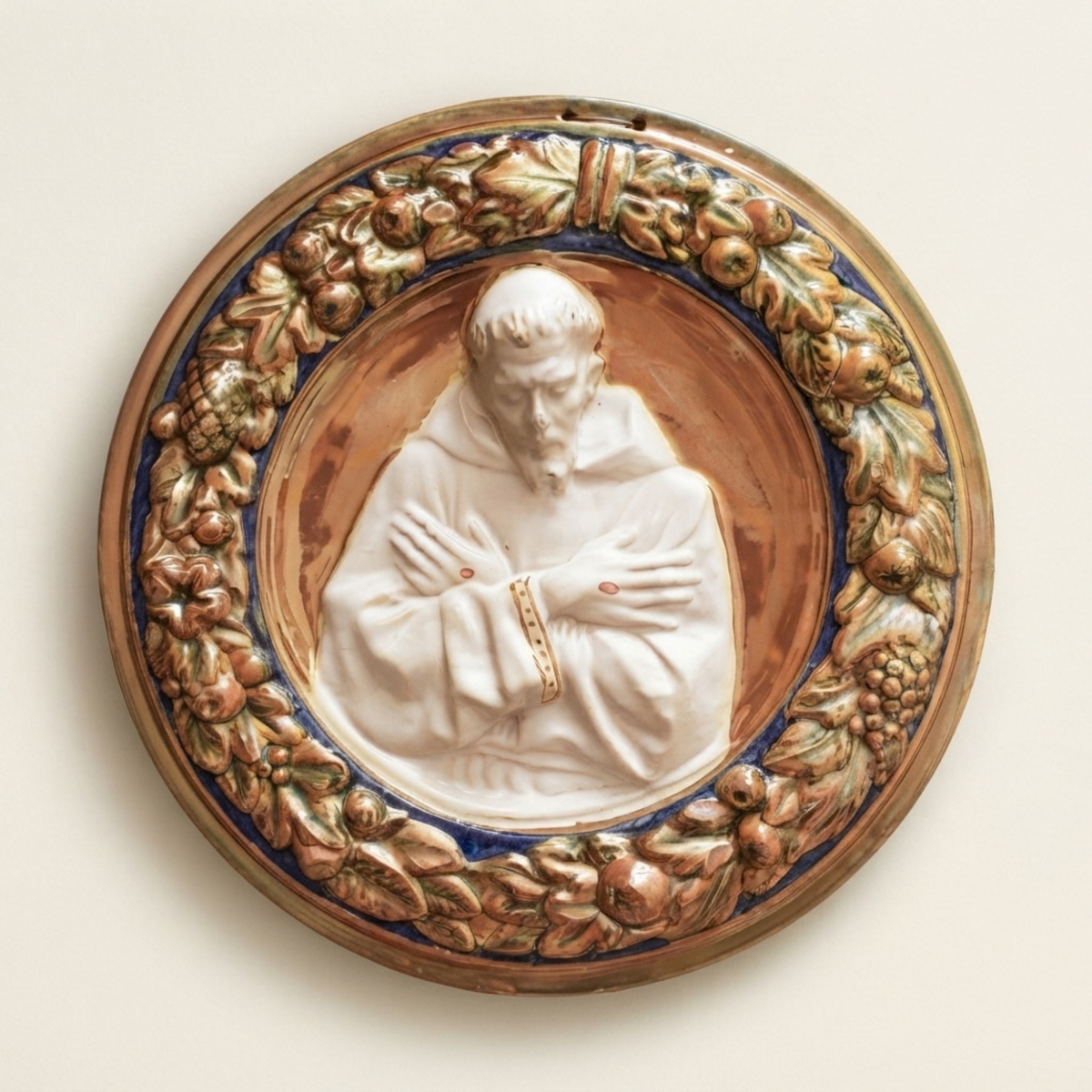 Tondino a rilievo con San Francesco in meditazione autore Alfredo Santarelli Ø 35 cm
