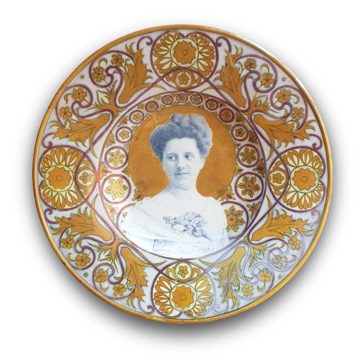 Piatto a lustro con ritratto di personaggio femminile autore Alfredo Santarelli Ø 37,5 cm 