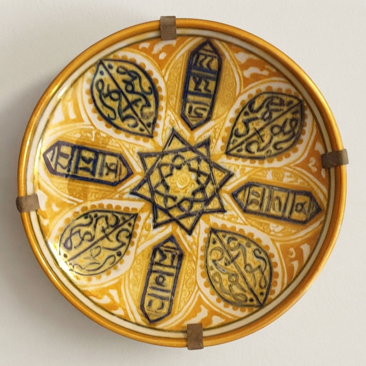 Piccolo piatto a lustro con decorazione ispano-moresca autore Cesare Milani Ø 13 cm