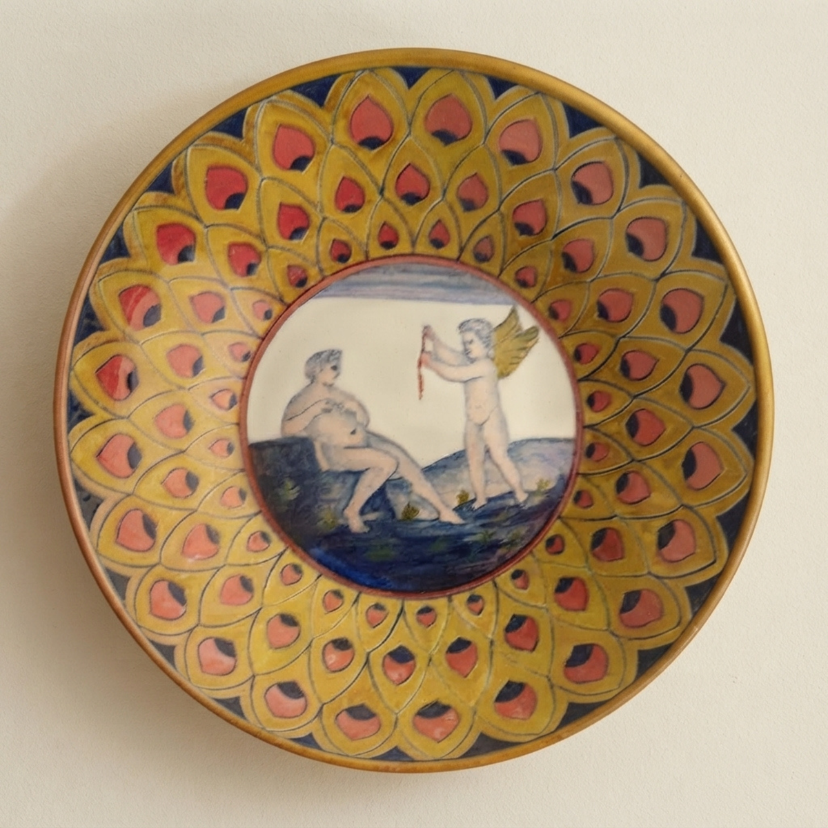 Piccolo piatto a lustro con scena Mitologica Venere e Amorino autore Cesare Milani Ø 23 cm