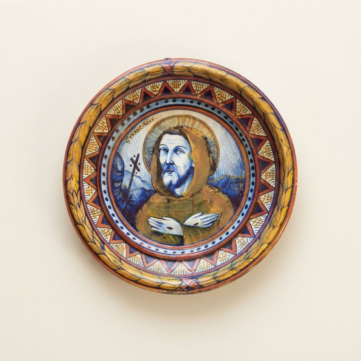 Tondino in maiolica a lustro con San Francesco di Assisi della Società Ceramica Mastro Giorgio Ø 20,5 cm