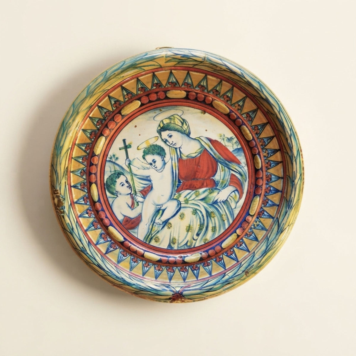 Tondo da parata in maiolica a lustro con Madonna con Bambino della Società Ceramica Mastro Giorgio Ø 20,5 cm