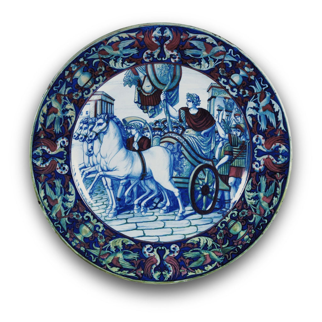 Grande piatto da parata in maiolica a lustro "Il Trionfo di Giulio Cesare" autrice Daria Rubboli Ø 52 cm 