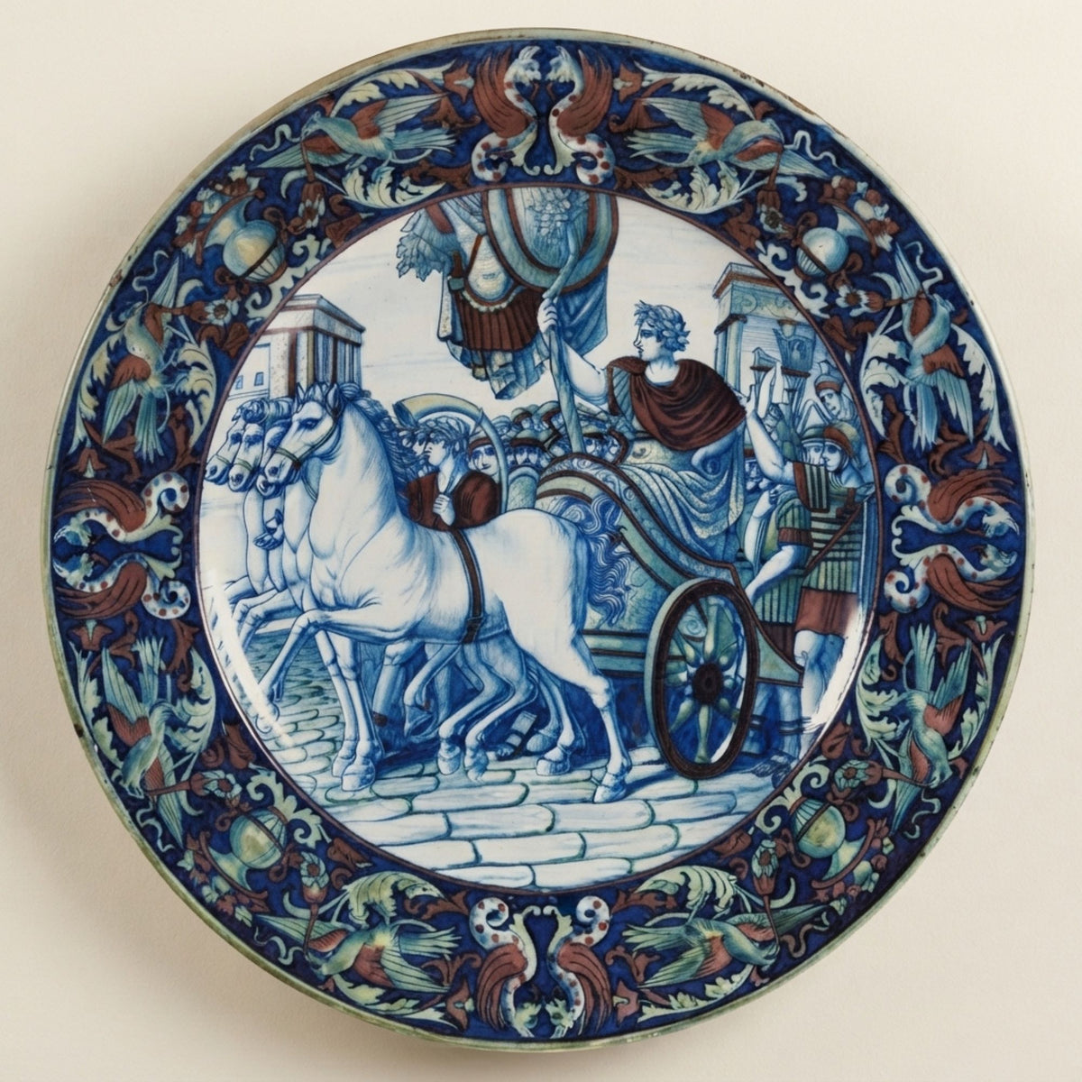 Grande piatto da parata in maiolica a lustro "Il Trionfo di Giulio Cesare" autrice Daria Rubboli Ø 52 cm 