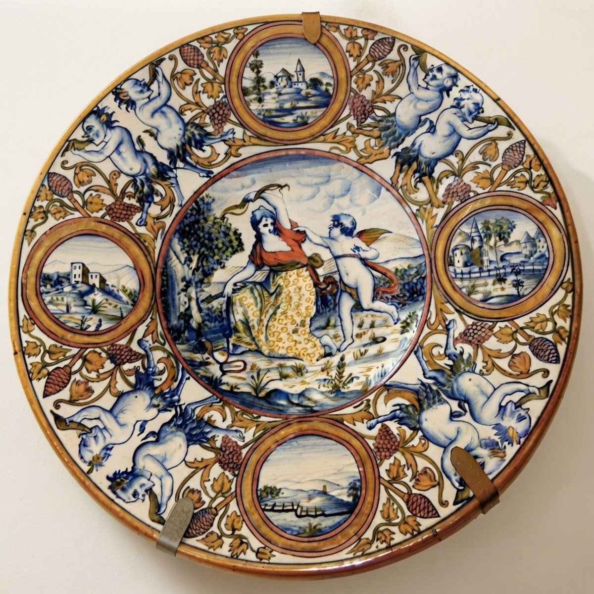 Piatto a lustro istoriato con soggetto Venere e Cupido autore Paolo Rubboli Ø 38,5 cm