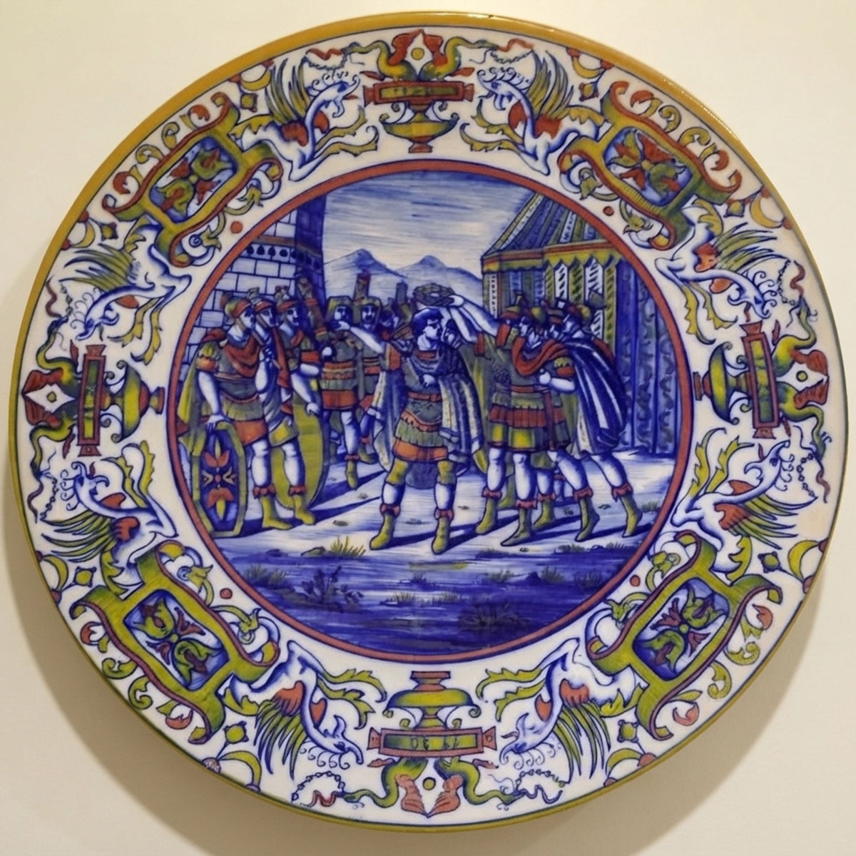 Piatto a lustro con scena di storia romana autore Paolo Rubboli Ø 42 cm
